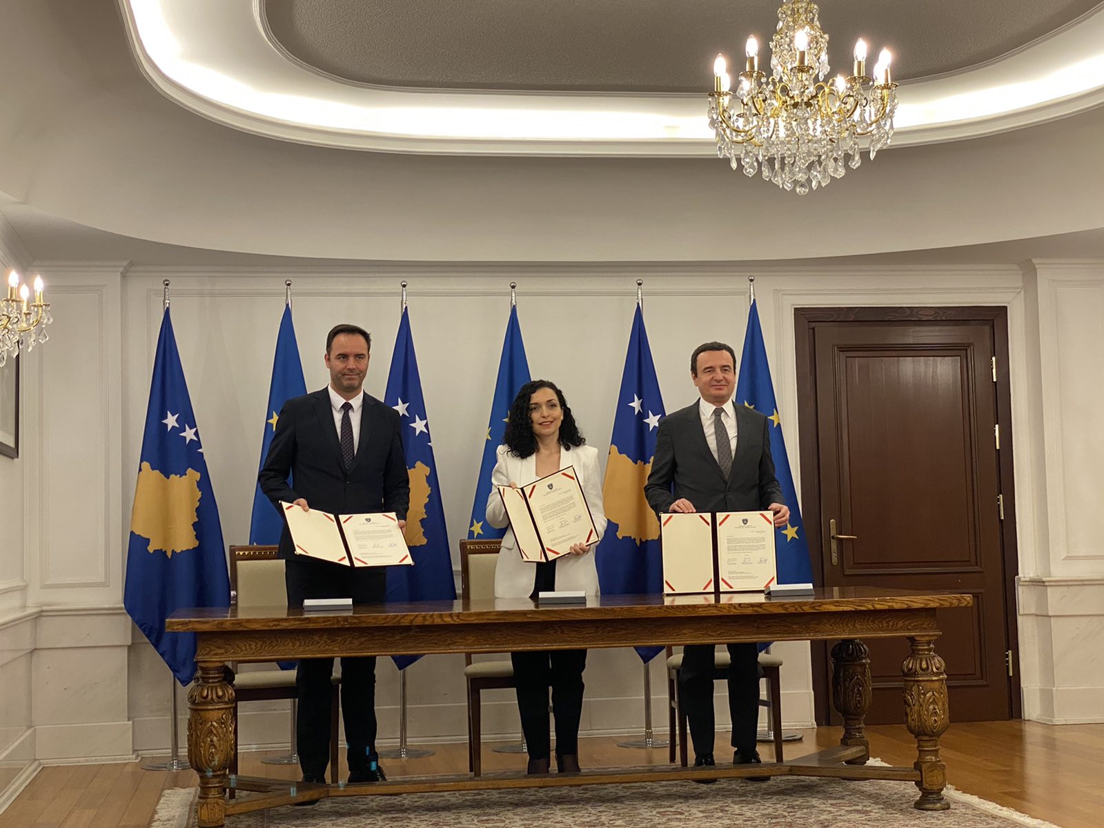 Photo of Kosovskí lídri podpísali kandidatúru do EÚ