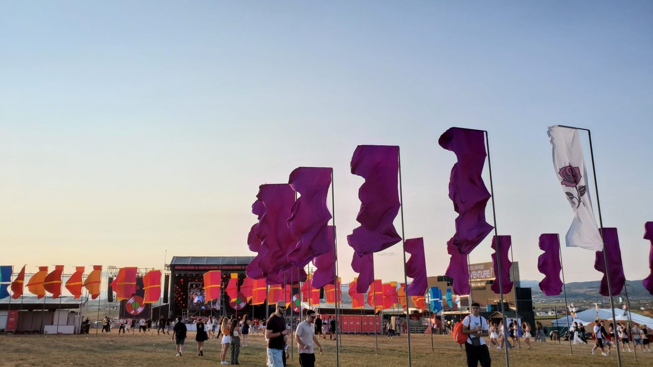 Purple flags at the Sunny Hill festival for this year’s festival’s theme “A Flag for Her”, against gender based violence. Photo: BIRN