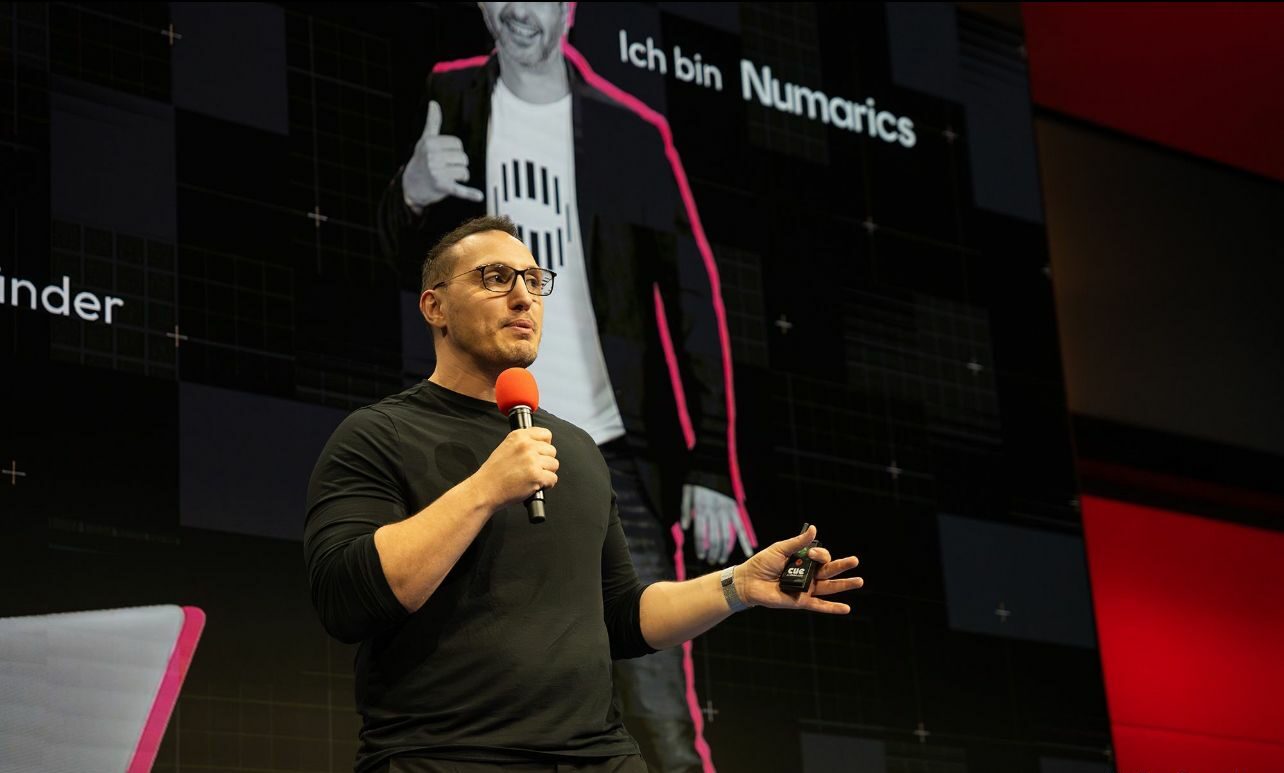 Kristian Kabashi moderating the "AI und Die Zukunft der Arbeit (AI and the Future of Work)" event in Zurich, Switzerland, May 31. Photo: Courtesy of Kristian Kabashi