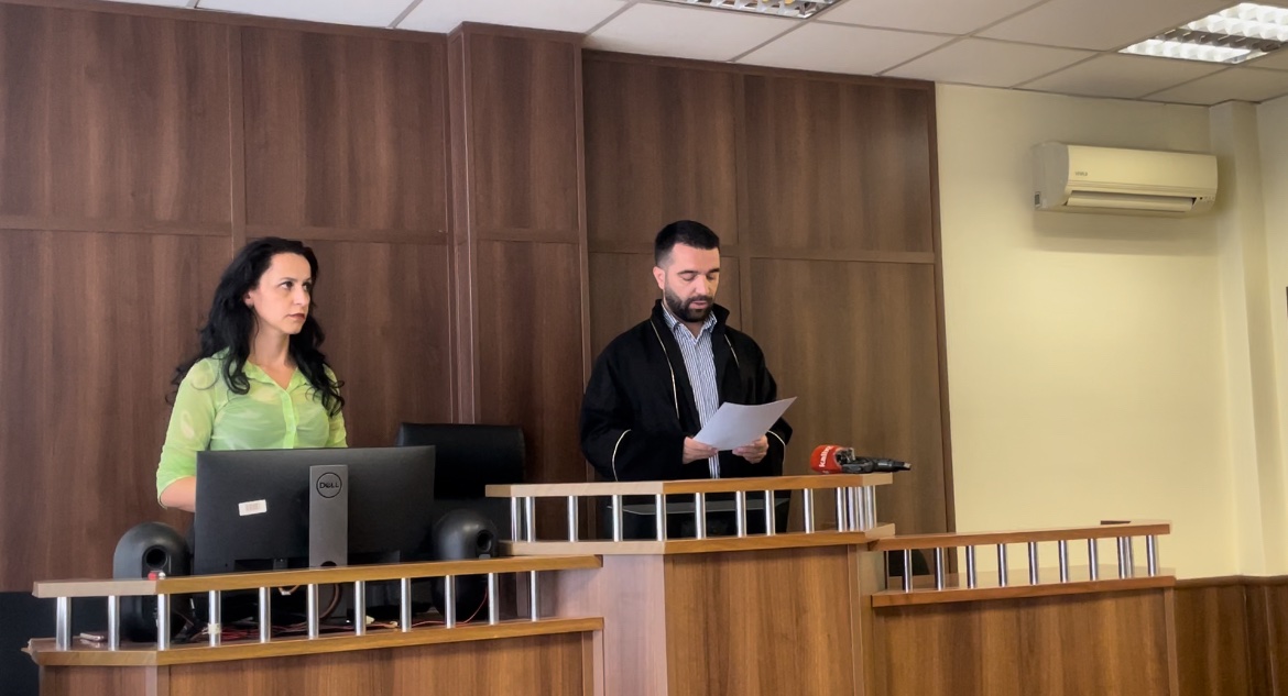 Judge Valon Hajdini (R) announcing the verdict on September 10, 2024. Photo: BIRN/Shkodrane Dakaj.