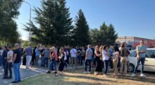 Kosovo Serbs protesting in front of the building of the former Serbia-run ‘parallel municipality’ in North Mitrovica. Photo: BIRN/Florinda Kelmendi