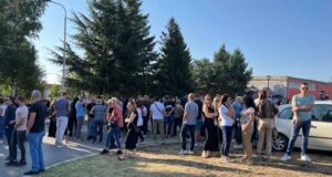 Kosovo Serbs protesting in front of the building of the former Serbia-run ‘parallel municipality’ in North Mitrovica. Photo: BIRN/Florinda Kelmendi