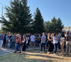 Kosovo Serbs protesting in front of the building of the former Serbia-run ‘parallel municipality’ in North Mitrovica. Photo: BIRN/Florinda Kelmendi