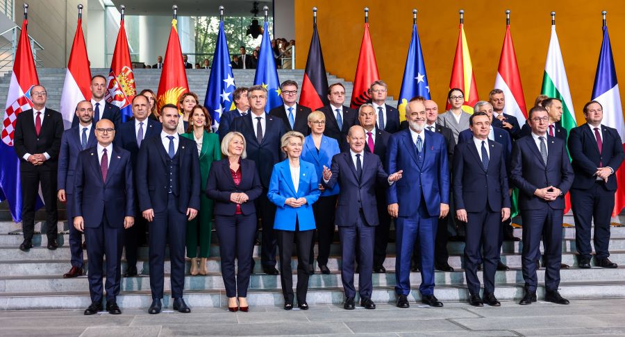 German Chancellor Olaf Scholz (C-R) and European Commission President Ursula von der Leyen (C-L) stand with heads of state pose for a family photo during the 10th 2024 Berlin Process Summit at the Chancellery in Berlin, Germany, 14 October 2024. Photo: EPA/Hannibal Hanschke