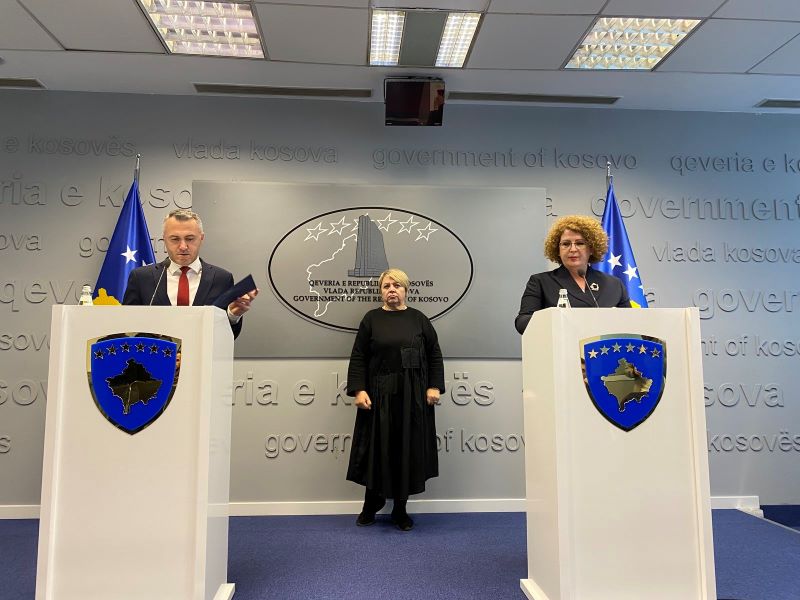 Jeton Zulfaj, Prime minister's advisor(L), Rozeta Hajdari, Minister of Entrepreneurship, Industry and Trade(R) at a press conference on October 9 in Prishtina. Photo: BIRN