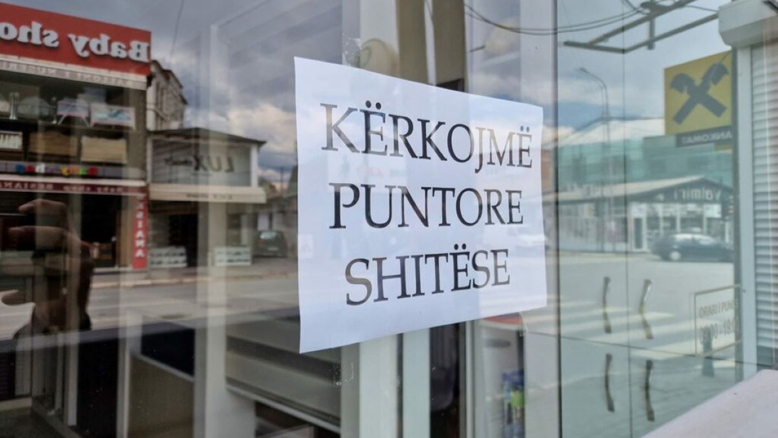 ‘Shopping Assistant Wanted’ sign at a retail store in Prishtina. Photo: BIRN