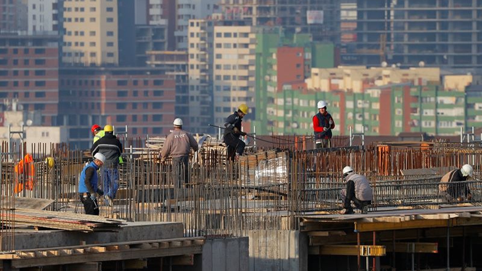 Workers on the construction site in Prishtina, Kosovo, 24 November 2020. Photo: EPA/Valdrin Xhemaj