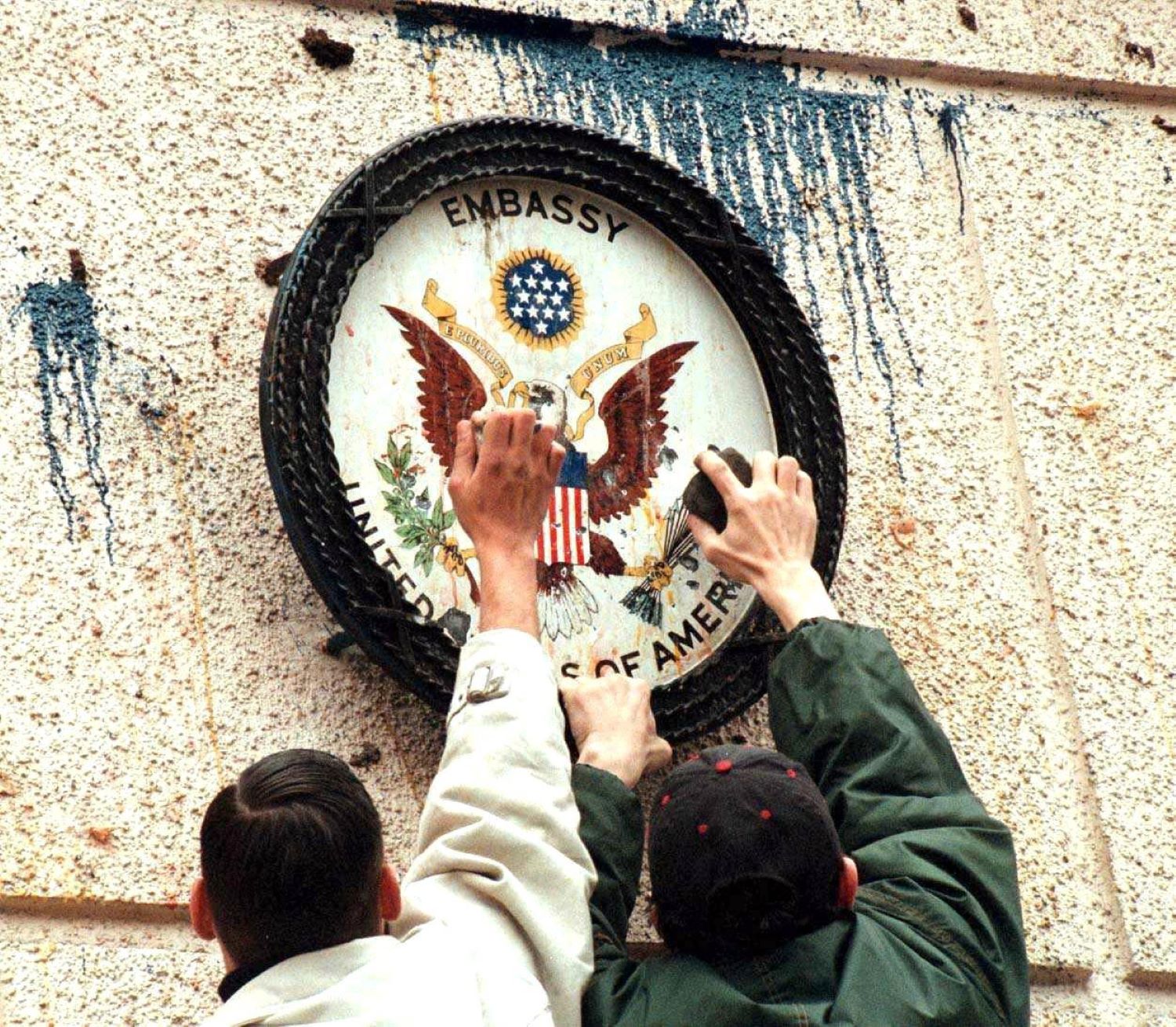 Serbian protesters try to take down the sign from the wall of the US embassy in Belgrade, Tuesday, 30 March 1999. Photo:/EPA/STR/as/gh/ow