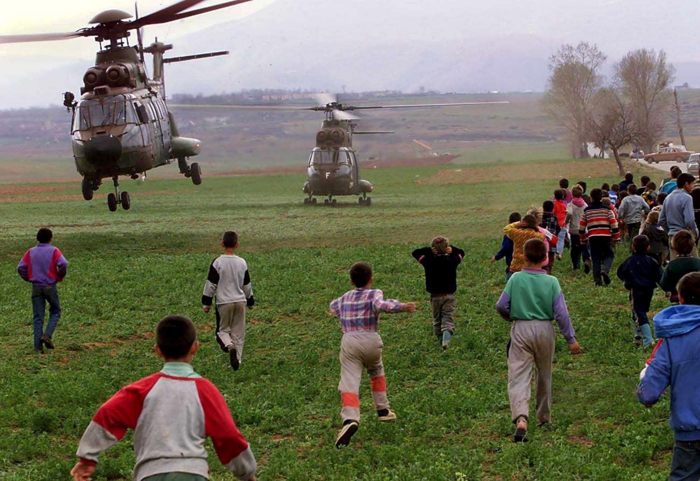 Kosovo Albanian children run towards helicopters bringing humanitarian aid to a refugee camp near Kukes, northern Albania, April 1999. Photo: EPA /ANJA NIEDRINGHAUS/NIE-HH