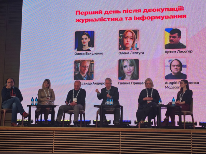 Alex Anderson (centre) speaking at the Donbas Media Forum, Kostyantyn Grygorenko to his immediate left, on 11 November 2023. Photo: BIRN.