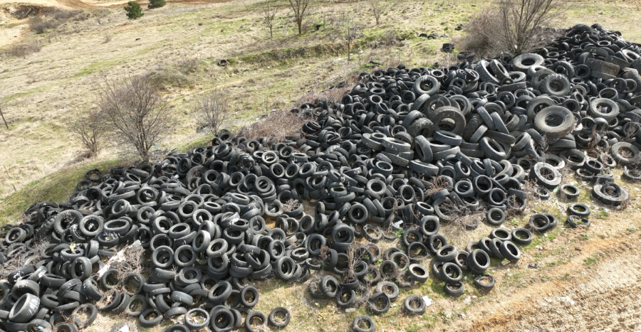 Tires collected at the Velekince landfill. Photo: BIRN/Denis Slovinja