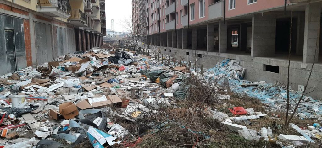 Construction waste dumped in a residential area in Fushë Kosovë/Kosova Polje. Photo: BIRN