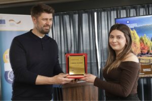 Kallxo.com journalist Florinda Kelmendi receiving the award for her story created through mobile journalism on March 13, 2025. Photo: Telegrafi