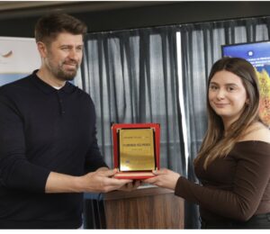 Kallxo.com journalist Florinda Kelmendi receiving the award for her story created through mobile journalism on March 13, 2025. Photo: Telegrafi