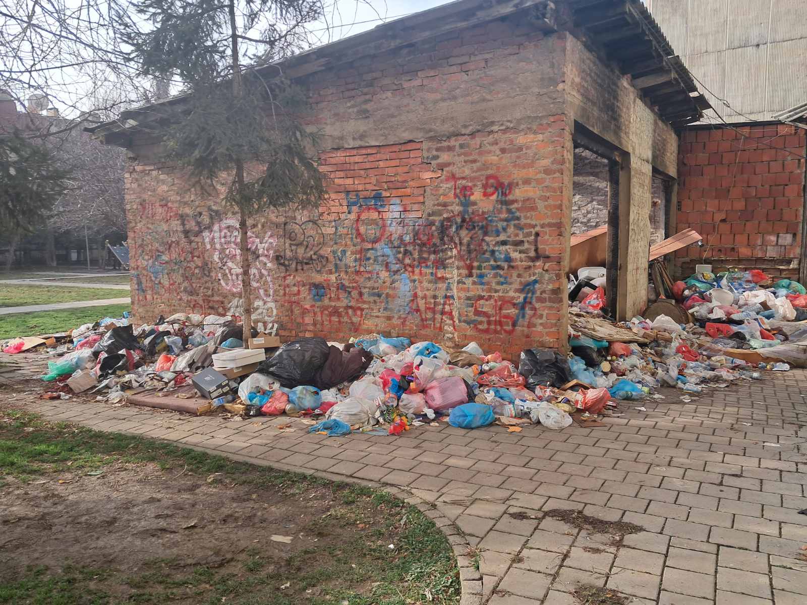 Waste dumped in a public space in the Dardania neighborhood of Prishtina. Photo: BIRN/Verone Zymberi