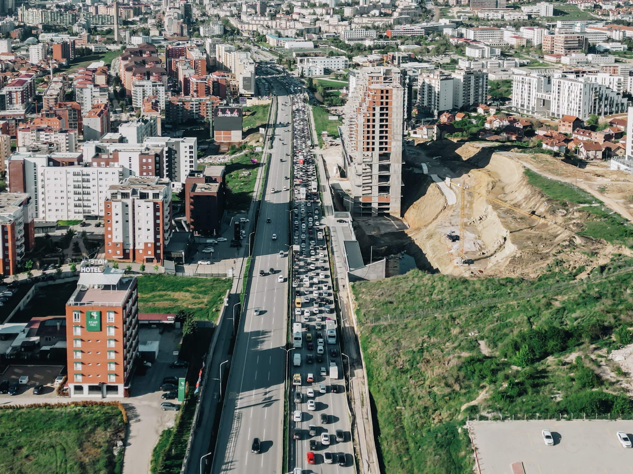 The queue of vehicles at the entrance to Prishtina on April 28. Photo: BIRN/Denis Sllovinja.