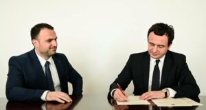 Luan Dalipi (L), Chief of Staff to Kosovo’s Prime Minister, and Prime Minister Albin Kurti (R) sign the cabinet joining agreement on February 21, 2020. Photo: Prime Minister’s Official Facebook Account