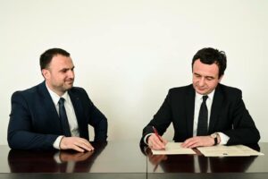 Luan Dalipi (L), Chief of Staff to Kosovo’s Prime Minister, and Prime Minister Albin Kurti (R) sign the cabinet joining agreement on February 21, 2020. Photo: Prime Minister’s Official Facebook Account