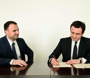 Luan Dalipi (L), Chief of Staff to Kosovo’s Prime Minister, and Prime Minister Albin Kurti (R) sign the cabinet joining agreement on February 21, 2020. Photo: Prime Minister’s Official Facebook Account