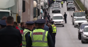 Truck blockades by businesses halt traffic at Prishtina’s entrances in protest for the delay of energy market liberalisation decision. Photo: Kallxo.com