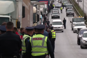 Truck blockades by businesses halt traffic at Prishtina’s entrances in protest for the delay of energy market liberalisation decision. Photo: Kallxo.com