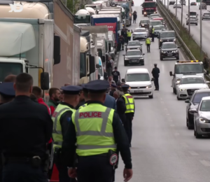 Truck blockades by businesses halt traffic at Prishtina’s entrances in protest for the delay of energy market liberalisation decision. Photo: Kallxo.com