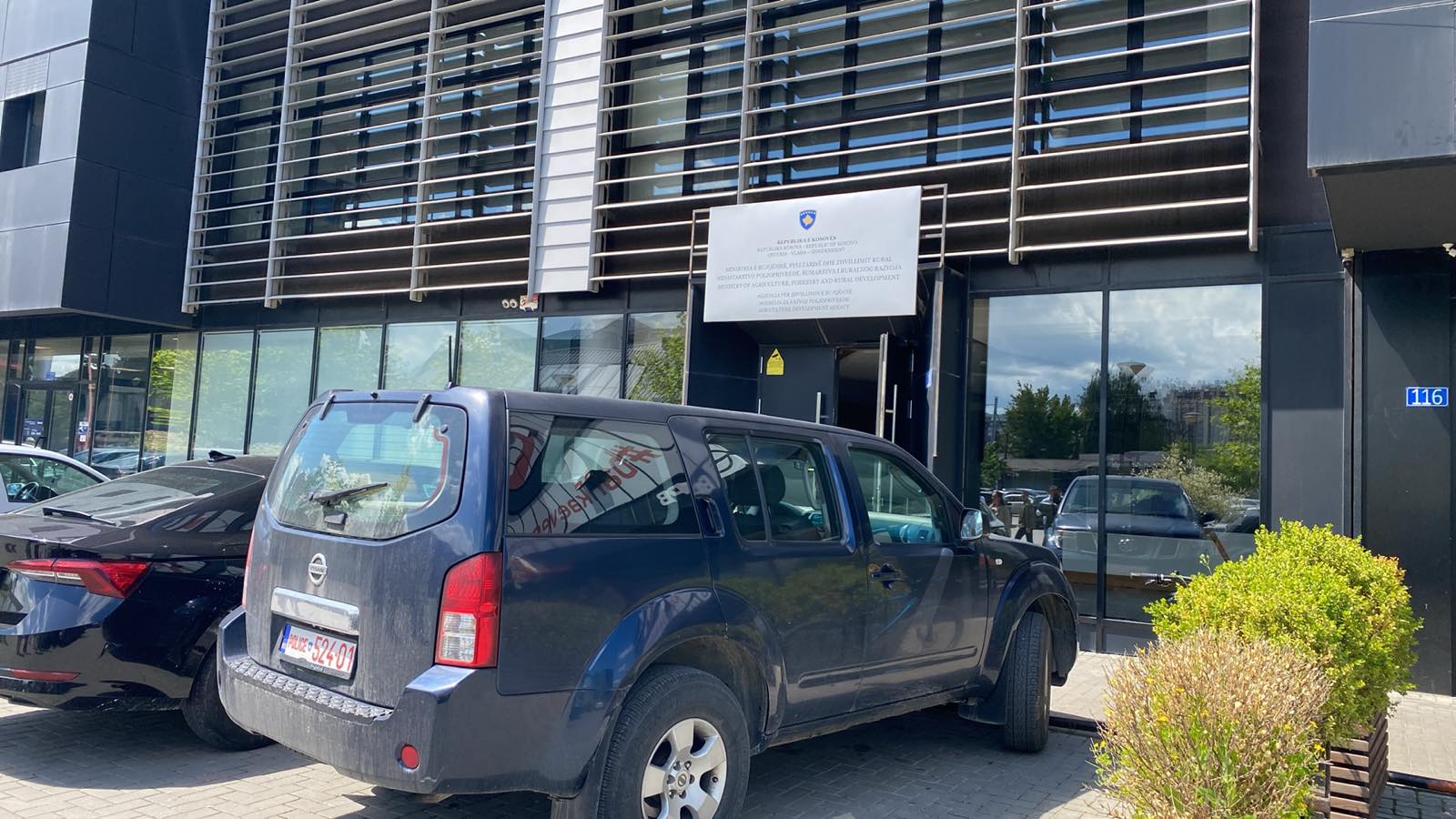 Police conduct raid at Ministry of Agriculture over suspected procurement irregularities on May 27, 2025. Photo: BIRN