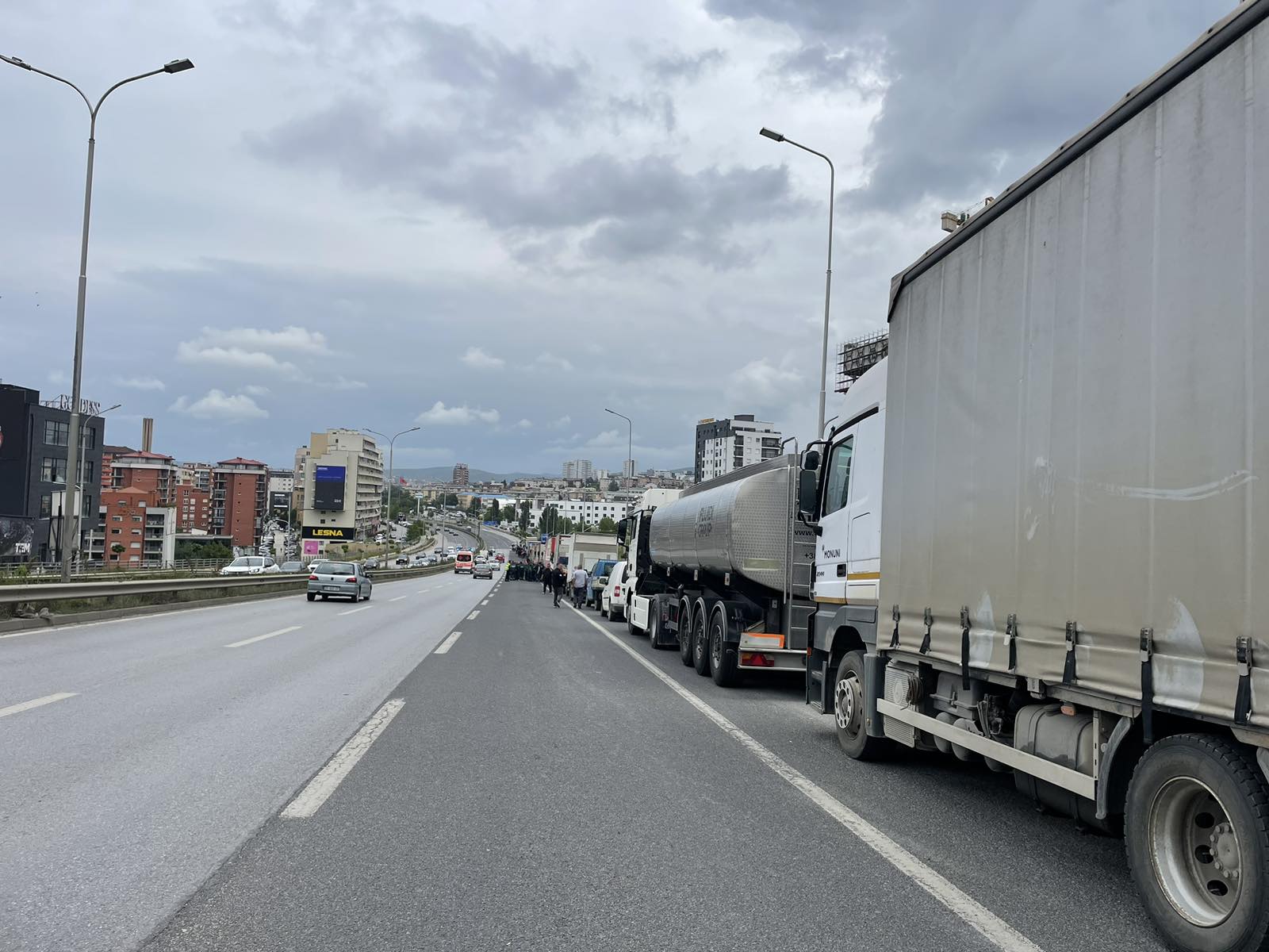 Businesses block the road with trucks at the entrance of Prishtina, demanding a delay in the decision to liberalise the energy market. Photo: Kallxo.com