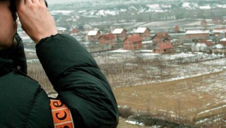 An OSCE officer checks the Studencane and Suva Reka area in Kosovo, February 1999. Photo: EPA/ATTILA KISBENEDEK/STF/AK/CL/OW.