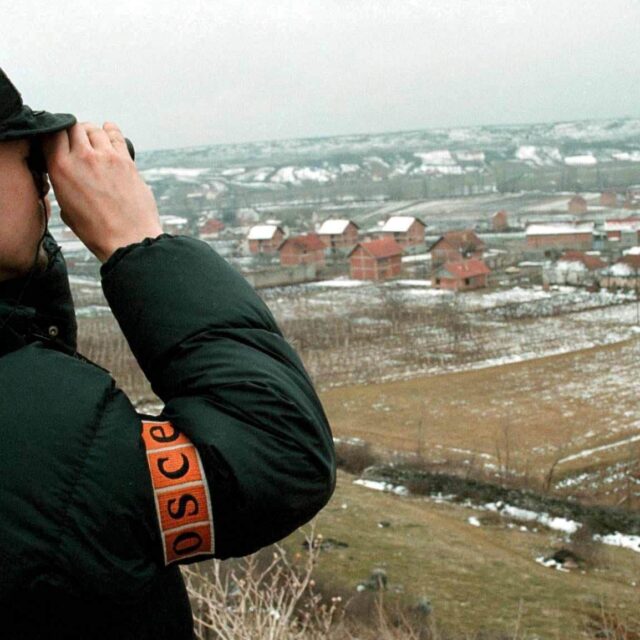 An OSCE officer checks the Studencane and Suva Reka area in Kosovo, February 1999. Photo: EPA/ATTILA KISBENEDEK/STF/AK/CL/OW.