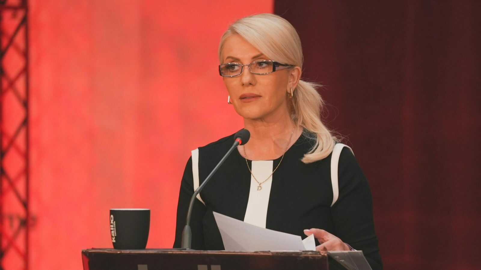 Xhevahire Izmaku, Social Democrat Initiative, NISMA, candidate for the mayor of Vushtrri, at Kallxo Përnime debate with mayor candidates. Photo: BIRN