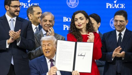 US President Donald Trump (C) holds a signed founding charter at the 'Board of Peace' meeting during the 56th annual meeting of the World Economic Forum (WEF), in Davos, Switzerland, 22 January 2026. Photo: EPA/Gian Ehrenzeller