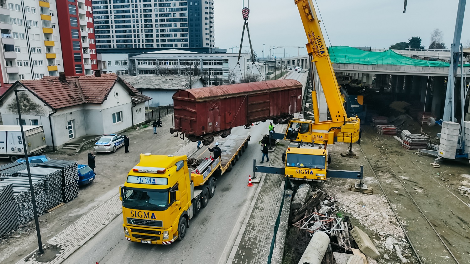 The process of transporting the wagon that carried refugees from Prishtina in 1999. This wagon is being transformed into the ‘Reporting House 2’ museum. Photo: BIRN