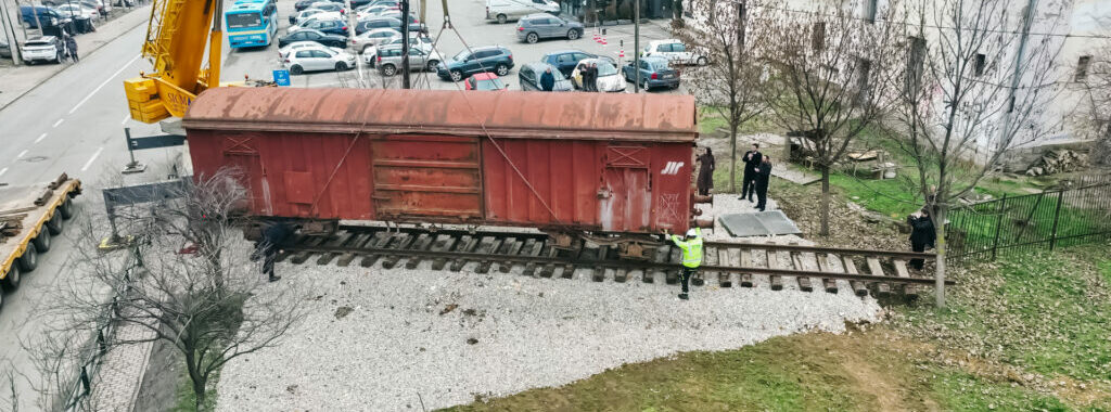 The process of transporting the wagon that carried refugees from Prishtina in 1999. This wagon is being transformed into the ‘Reporting House 2’ museum. Photo: BIRN