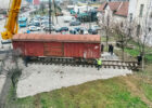 The process of transporting the wagon that carried refugees from Prishtina in 1999. This wagon is being transformed into the ‘Reporting House 2’ museum. Photo: BIRN