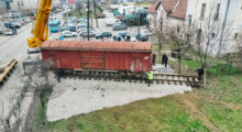The process of transporting the wagon that carried refugees from Prishtina in 1999. This wagon is being transformed into the ‘Reporting House 2’ museum. Photo: BIRN