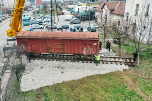 The process of transporting the wagon that carried refugees from Prishtina in 1999. This wagon is being transformed into the ‘Reporting House 2’ museum. Photo: BIRN