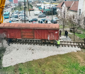 The process of transporting the wagon that carried refugees from Prishtina in 1999. This wagon is being transformed into the ‘Reporting House 2’ museum. Photo: BIRN