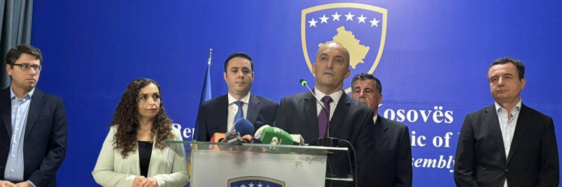 Kosovo presidential candidate Bekim Sejdiu (C) at a joint press conference with (L-R) Vetevendosje MP Hekuran Murati, former President Vjosa Osmani, LDK leader Lumir Adbixhiku, LDK MP Lutfi Haziri, and Vetevendosje leader Albin Kurti in Pristina on August 31, 2026. Photo: BIRN.