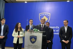 Kosovo presidential candidate Bekim Sejdiu (C) at a joint press conference with (L-R) Vetevendosje MP Hekuran Murati, former President Vjosa Osmani, LDK leader Lumir Adbixhiku, LDK MP Lutfi Haziri, and Vetevendosje leader Albin Kurti in Pristina on August 31, 2026. Photo: BIRN.