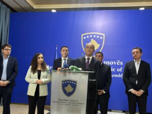 Kosovo presidential candidate Bekim Sejdiu (C) at a joint press conference with (L-R) Vetevendosje MP Hekuran Murati, former President Vjosa Osmani, LDK leader Lumir Adbixhiku, LDK MP Lutfi Haziri, and Vetevendosje leader Albin Kurti in Pristina on August 31, 2026. Photo: BIRN.
