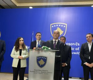 Kosovo presidential candidate Bekim Sejdiu (C) at a joint press conference with (L-R) Vetevendosje MP Hekuran Murati, former President Vjosa Osmani, LDK leader Lumir Adbixhiku, LDK MP Lutfi Haziri, and Vetevendosje leader Albin Kurti in Pristina on August 31, 2026. Photo: BIRN.