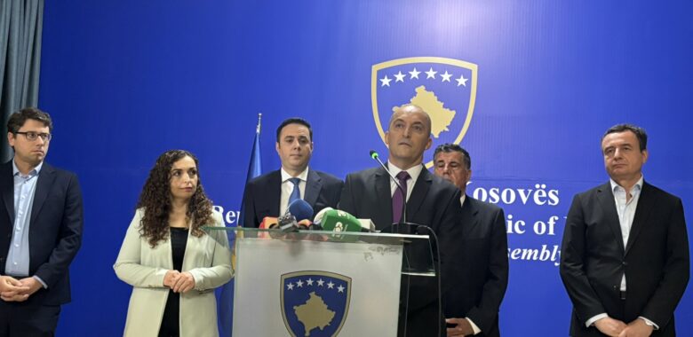 Kosovo presidential candidate Bekim Sejdiu (C) at a joint press conference with (L-R) Vetevendosje MP Hekuran Murati, former President Vjosa Osmani, LDK leader Lumir Adbixhiku, LDK MP Lutfi Haziri, and Vetevendosje leader Albin Kurti in Pristina on August 31, 2026. Photo: BIRN.